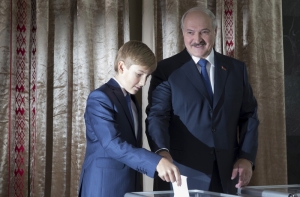 Лукашенко пришел голосовать с сыном