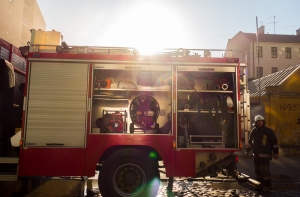 Пожарные продолжают тушить два крупных пожара в Лиепае и Даугавпилсе