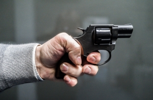 Валмиера: мужчина убил женщину, а потом застрелился сам