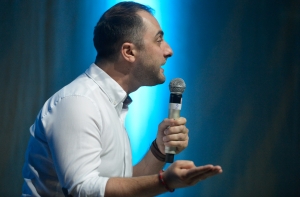 Резидента Comedy club Демиса Карибидиса задержали за пьяную езду