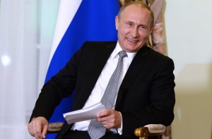 Художница подарила Путину его портрет, написанный обнаженной грудью