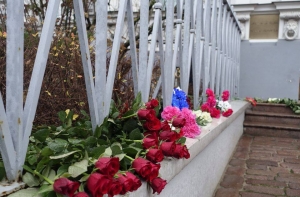 У посольства Франции в Риге проходит акция солидарности (ФОТО,ВИДЕО)