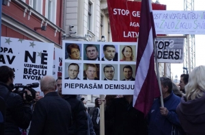 Во время факельного шествия призывают протестовать против иммигрантов