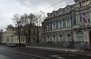 Рижане несут цветы к посольству Франции