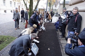 Спикер Сейма и посол Нидерландов посадили тюльпаны (ФОТО, ВИДЕО)