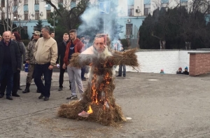 В Крыму на акции протеста сожгли чучело Эрдогана (ВИДЕО)