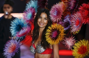 Самые красивые модели мира приняли участие в шоу Victoria`s Secret (ФОТО)