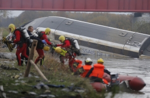 СМИ: число жертв крушения скоростного поезда во Франции возросло до 10