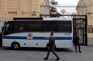 У консульства России в Стамбуле собираются протестующие против кампании в Сирии