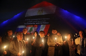 Египетские пирамиды окрасили в цвета флагов России, Франции и Ливана (ФОТО)