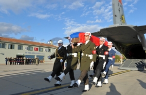 Самолет с телом пилота Су-24 прибыл в Россию (ФОТО)