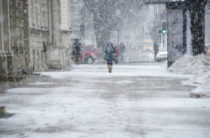 Снег и лед осложняют движение транспорта