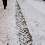 На скользких улицах упали четыре человека