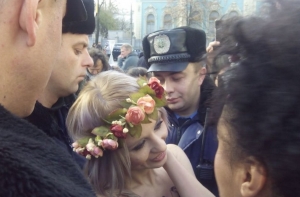 Активистки Femen разделись у стен Рады в поддержку гомосексуалистов (ФОТО)