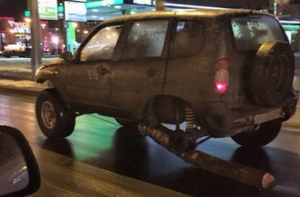 Петербургский автовладелец заменил отсутствующее на джипе колесо бревном (ФОТО)