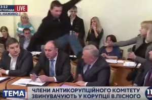 Депутат Рады избил в парламенте сотрудника СБУ (ВИДЕО)