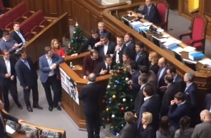 Украинские депутаты саботируют работы Рады (ВИДЕО)