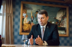 Президент доволен принятием бюджета, но критикует правительство