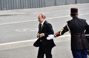 Неврологи проанализировали «гангстерскую походку» Путина (ФОТО)
