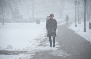 Снег затрудняет передвижение по дорогам Латвии