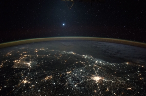 NASA опубликовало снимок Венеры на фоне ночных огней Земли (ФОТО)