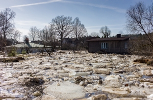 Начинается опасный период на льду рижских водоемов