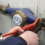 В Берги прорвало водопровод: движение на Видземском шоссе ограничено (АУДИО)