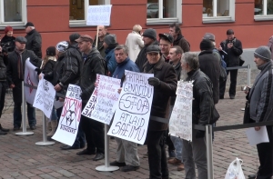 В Риге прошел пикет за роспуск парламента (ФОТО, ВИДЕО)