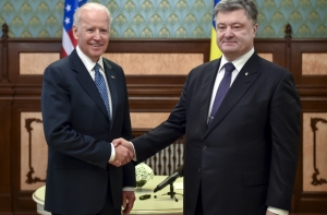 Вице-президент США сравнил Порошенко со своей женой (ВИДЕО)
