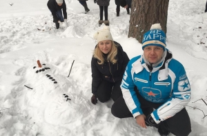 Сотни рижан лепят снеговиков в Межапарке (ФОТО)