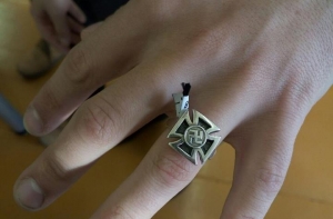 Вокруг гимназии в Резекне разгорелся скандал со свастикой