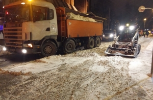Движение на латвийских дорогах тормозит снег и гололед