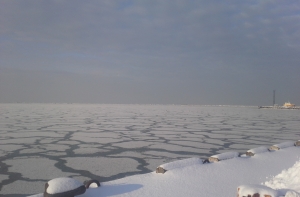 Зима в Латвии: жители попадают в больницы с обморожениями и травмам