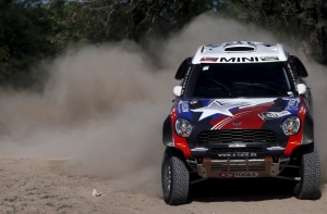 Китайская гонщица протаранила толпу зрителей на ралли «Дакар» (ВИДЕО)