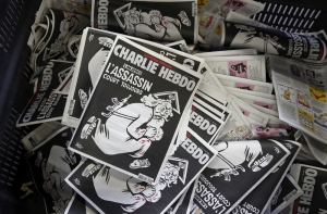 На мемориальной табличке Charlie Hebdo нашли опечатку