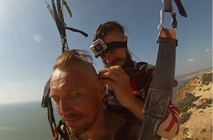 Сибирский брадобрей подстриг клиента во время полета на параплане (ВИДЕО)