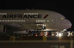В шасси самолета Air France нашли труп
