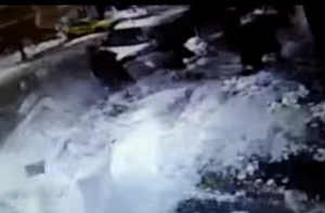 Снежная глыба чуть не убила прохожих в Турции (ВИДЕО)