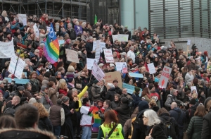 Сотни женщин в Кельне митингуют против сексизма (ФОТО)
