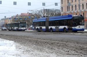 Общественный транспорт в Риге опаздывает почти на час (АУДИО)