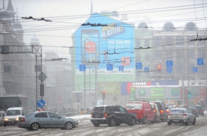 Cнегопад и гололед затрудняют движение почти на всей территории Латвии