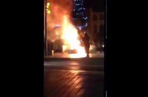 В Брюсселе мигранты сожгли рождественскую елку (ВИДЕО)