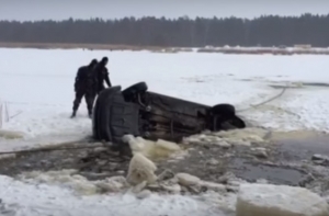 Полиция расследует дело утопленного в Лиелупе автомобиля (ВИДЕО)