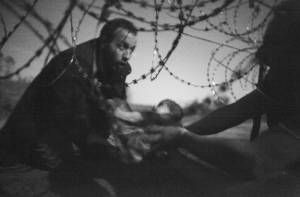 Фото с беженцами на границе победило в конкурсе World Press Photo