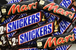 В Латвии будут изъяты из продажи батончики Snickers и Mars