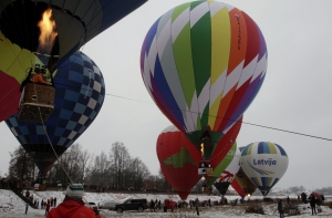 В небе над Латвией одновременно поженились 100 человек (ФОТО)