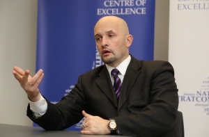 Глава центра НАТО заявил о гибридной войне в Латвии