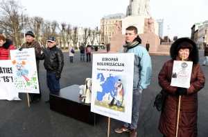 Пикет против беженцев: участники призвали распустить Сейм и выйти из ЕС (ФОТО)