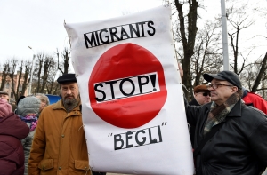 Во время акции «против массовой иммиграции» пострадала журналистка Латвийского радио