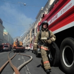 Пожарные спасли 7 человек из горящего дома в Риге